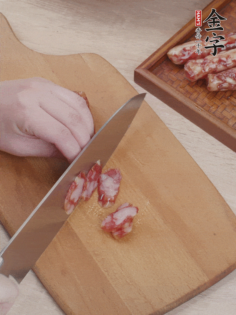 金字香腸斜切片，芹菜切段，小洋蔥切絲，綠菜椒切小塊。