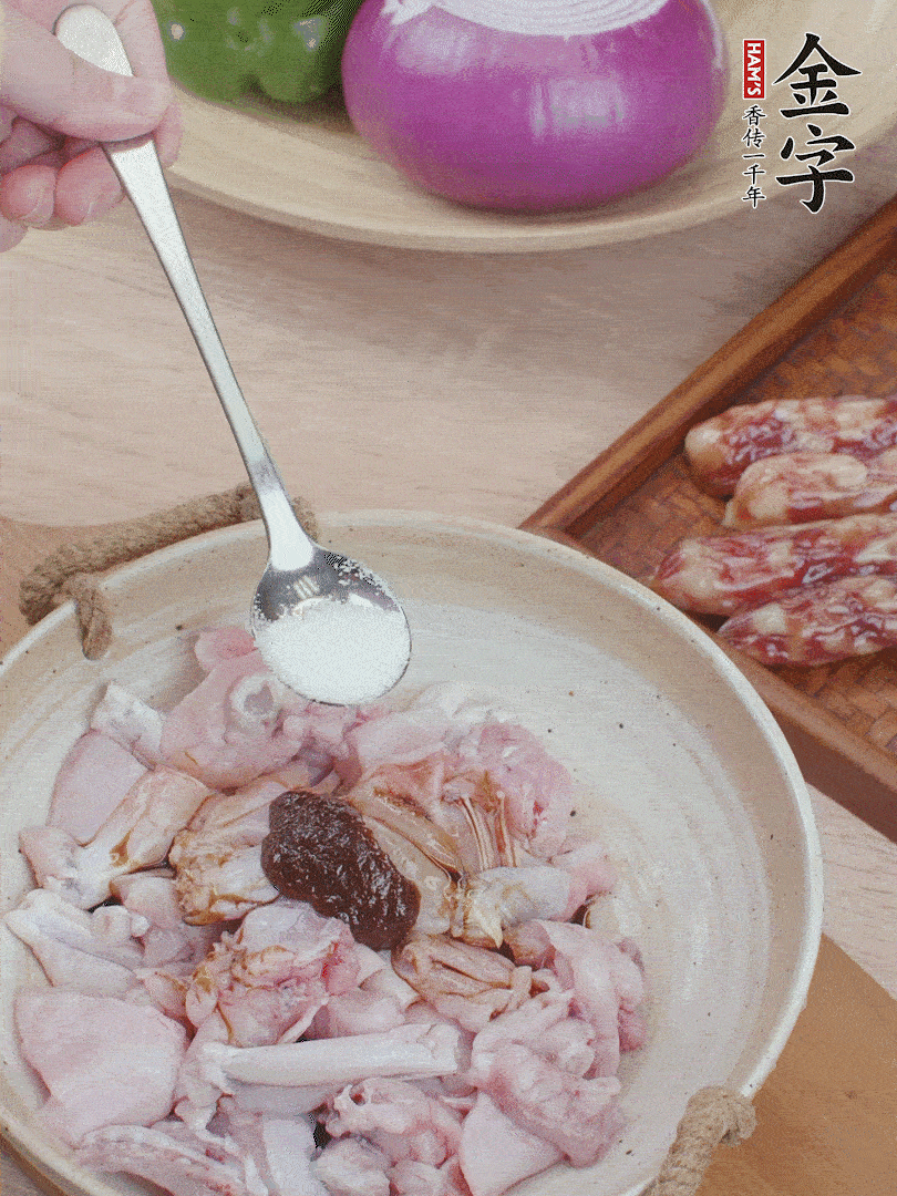 牛蛙塊加1勺柱候醬、1勺生抽、1/3勺白砂糖腌漬20分鐘。