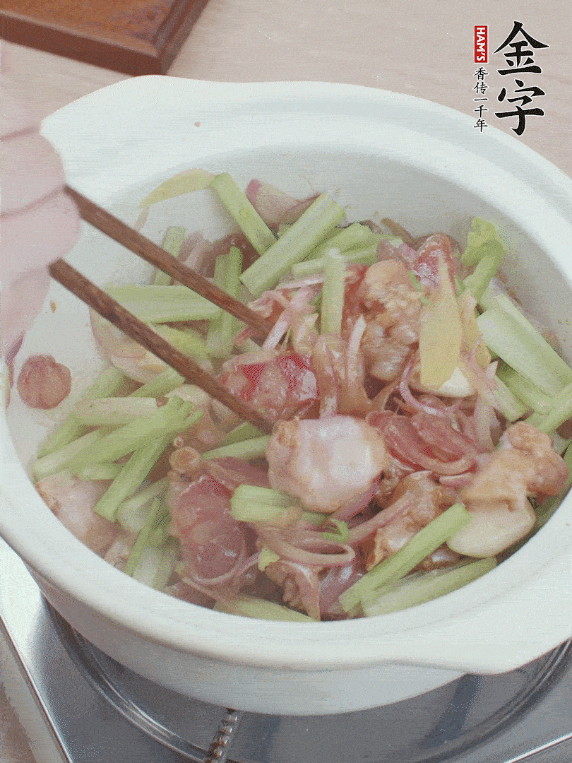 下牛蛙、芹菜、香腸翻炒。