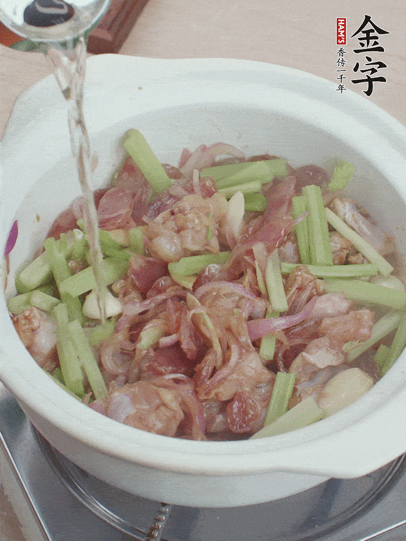 牛蛙變色后，淋點(diǎn)啤酒，加蓋后調(diào)小火燜10分鐘。