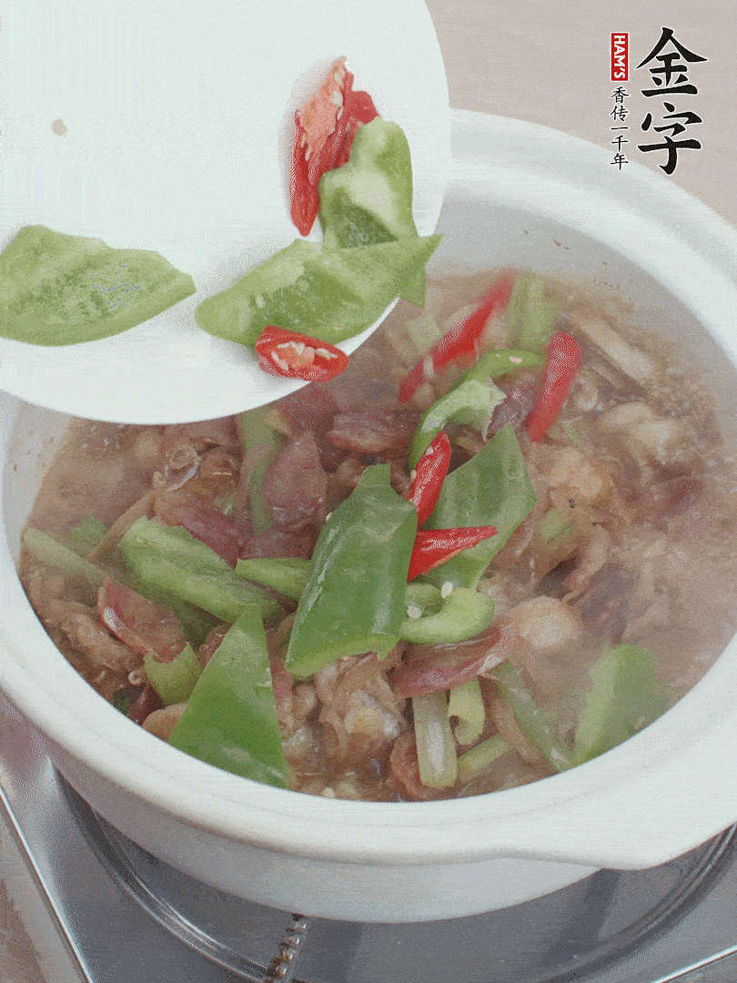 下綠菜椒，翻炒1分鐘。