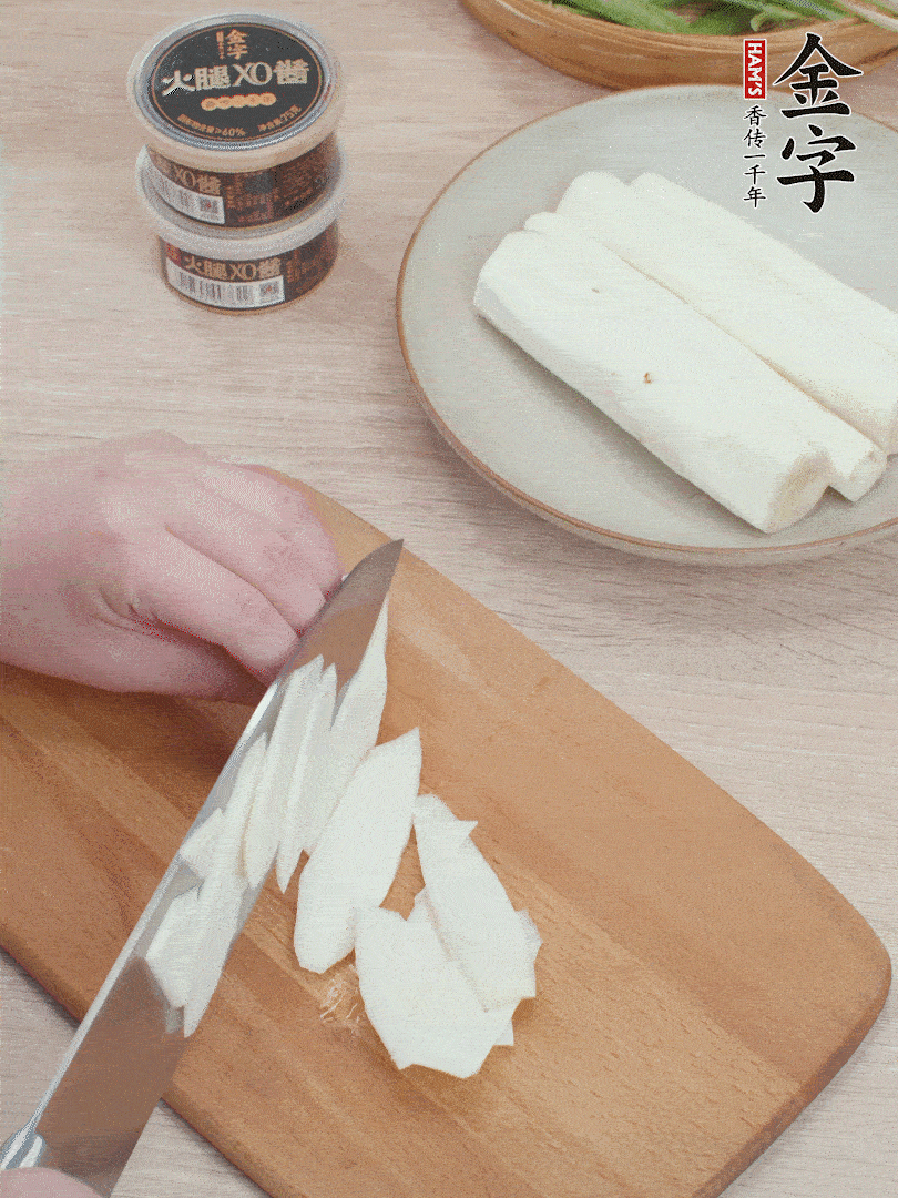 鐵棍山藥去皮，斜刀切片。