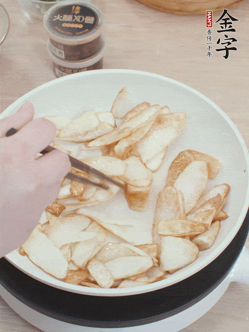 鍋中熱油，山藥煎至兩面金黃。