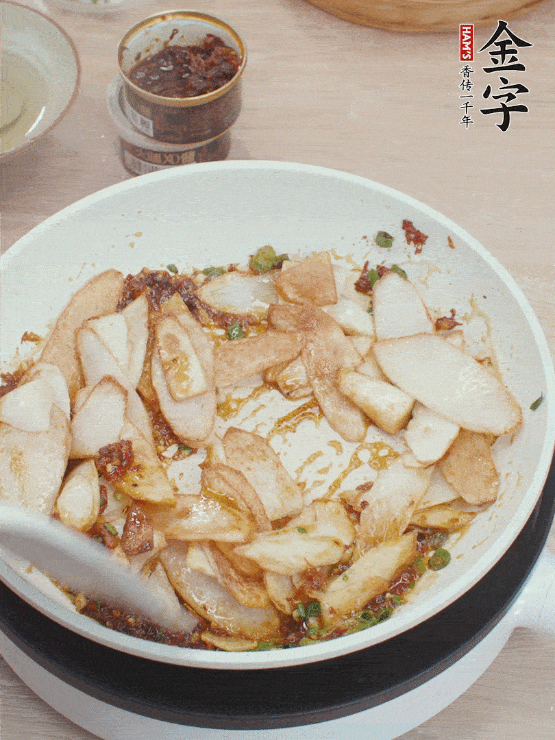 下山藥炒勻，撒蔥花。