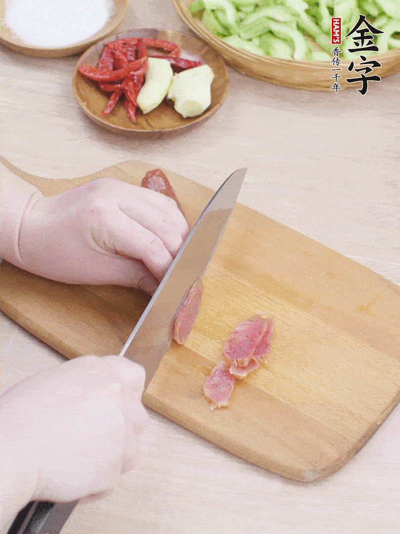 金字土香腸水煮10分鐘，切薄片。