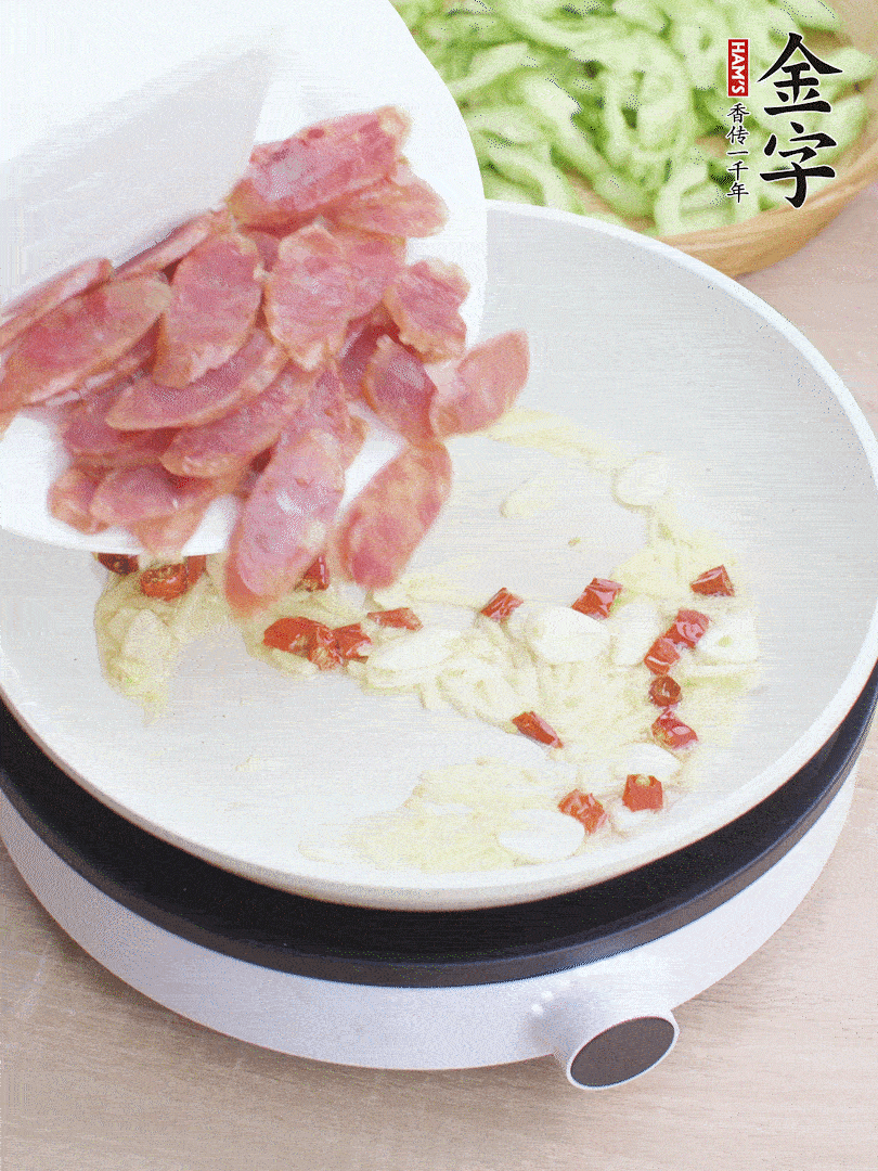 油5成熱時，姜、蒜、辣椒爆香。