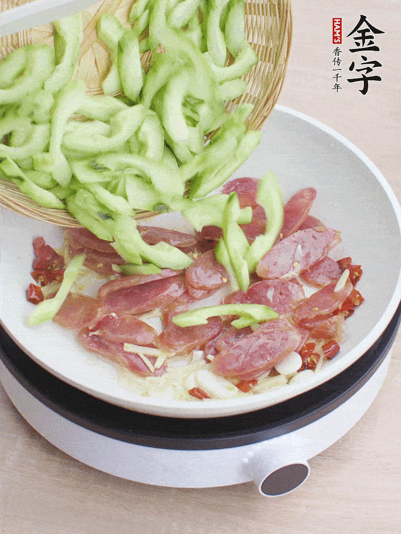 下香腸煸出油脂，放黃瓜翻炒。