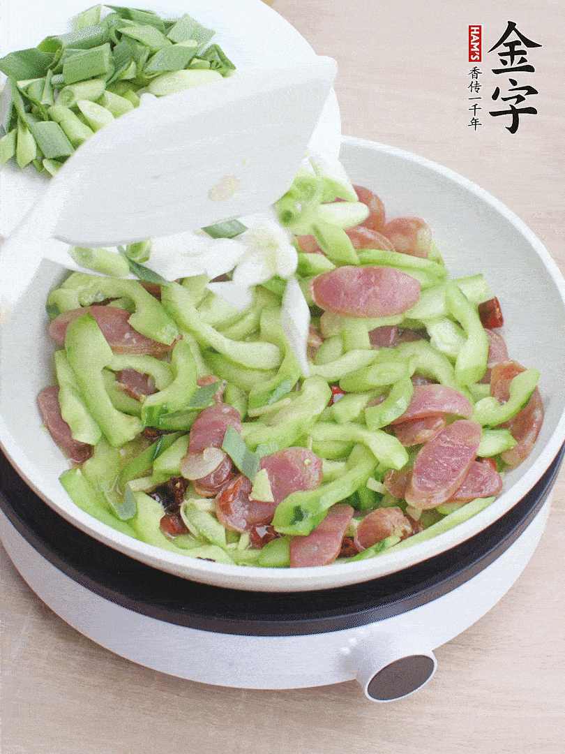 下青蒜翻炒。