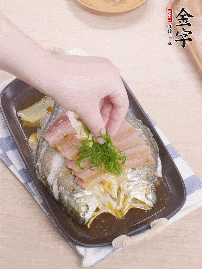 取出姜蔥，淋2勺蒸魚豉油，擺蔥絲。