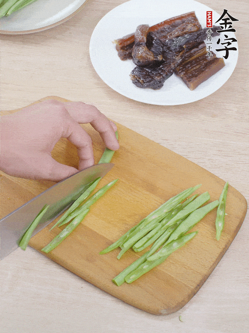 四季豆切絲。