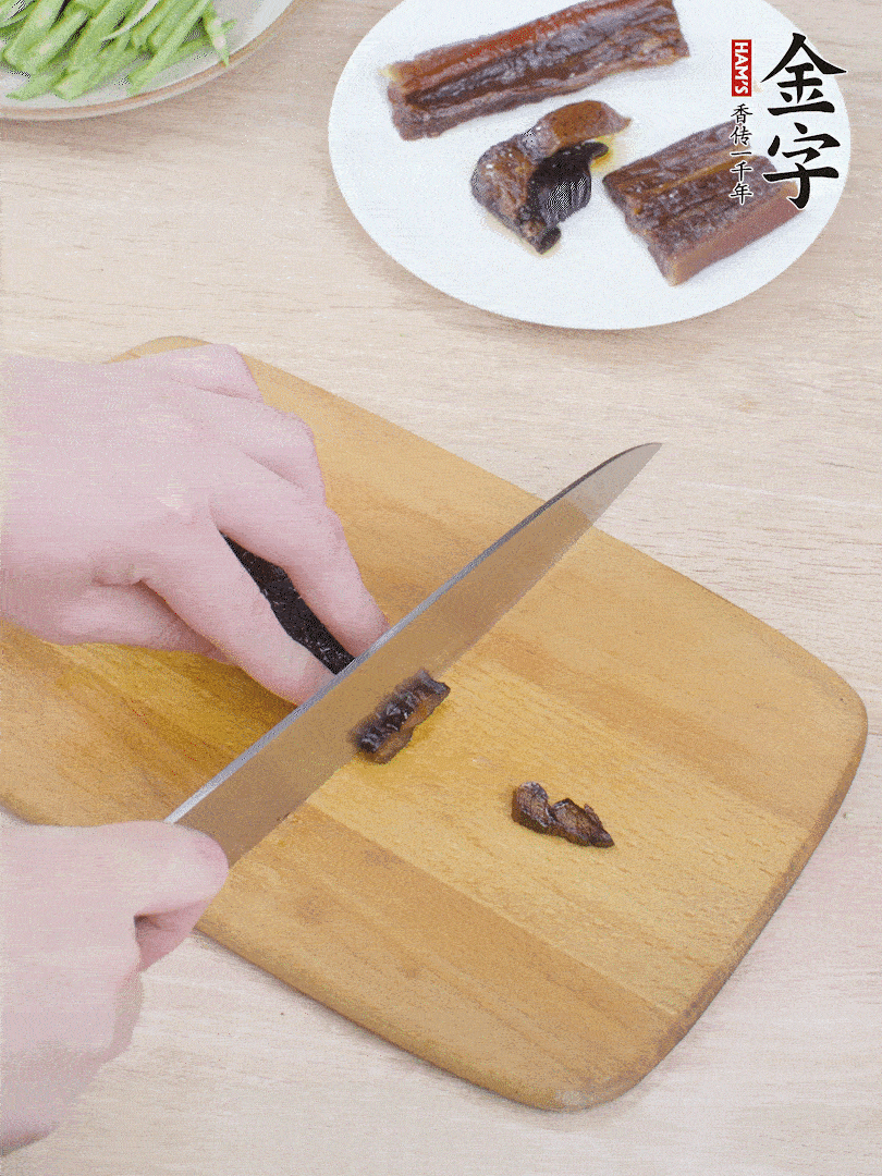 提前煮好的金字醬油肉切片。
