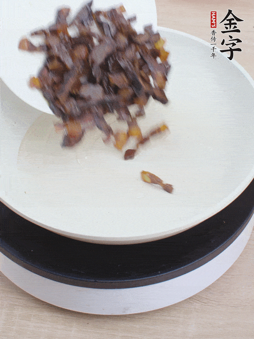 油熱倒醬油肉，編出香味。