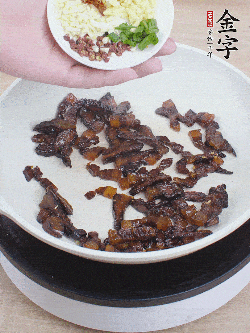 下蔥姜蒜、干辣椒、花椒粒炒香。