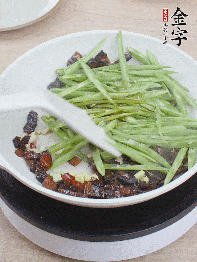 下豆角，生抽、雞精調(diào)味，炒到斷生。