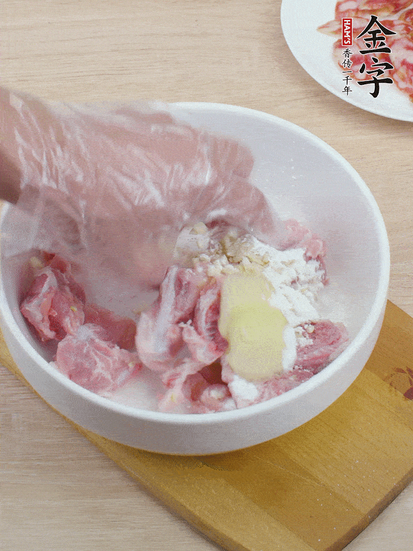 洗凈的小排，加鹽、姜、蒜末、淀粉、胡椒粉抓勻，腌制15分鐘。