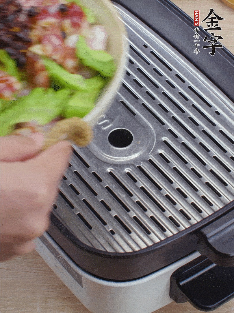 小排、苦瓜、香腸依次碼入，撒上豆豉蒸25分鐘。