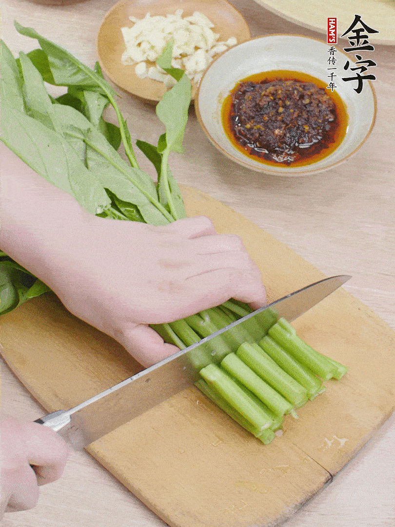 空心菜切段，大蒜拍碎切末。