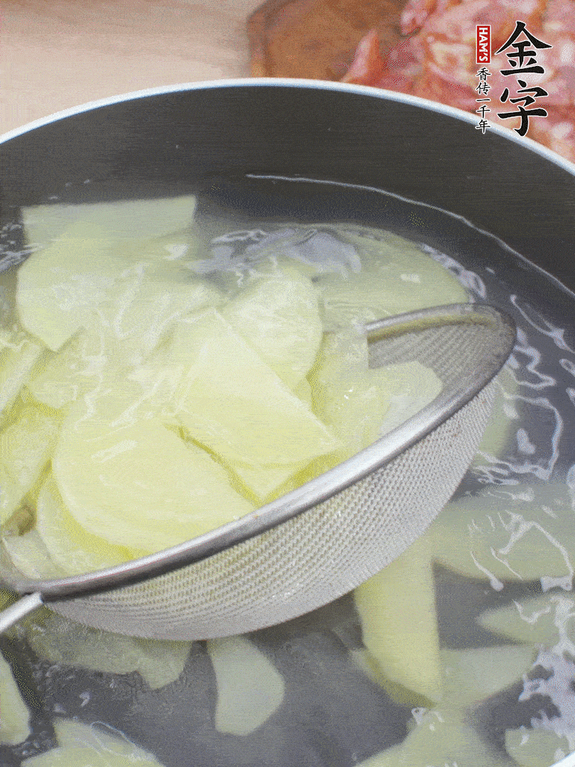 土豆去皮切片，汆燙1分鐘。香腸切薄片。