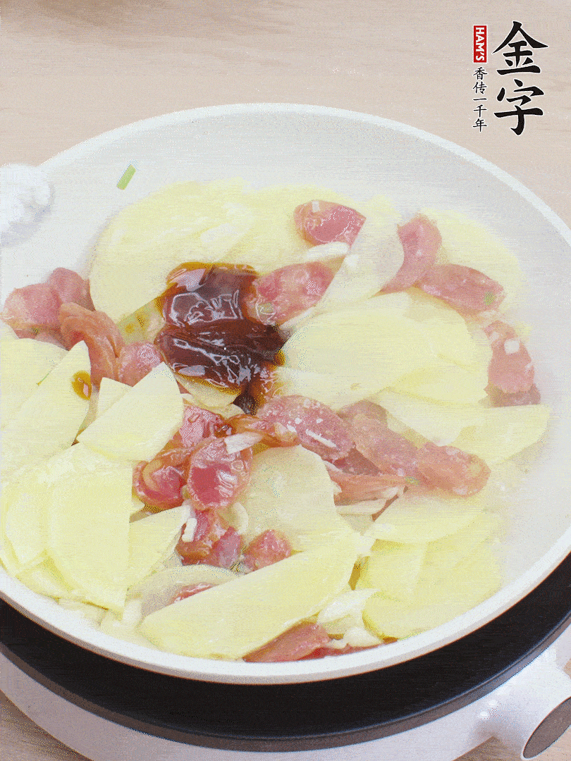 下土豆片，1勺生抽、1勺蠔油、1/3勺鹽、1/3勺糖炒至入味。