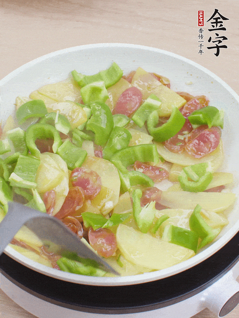 下辣椒翻炒1分鐘。