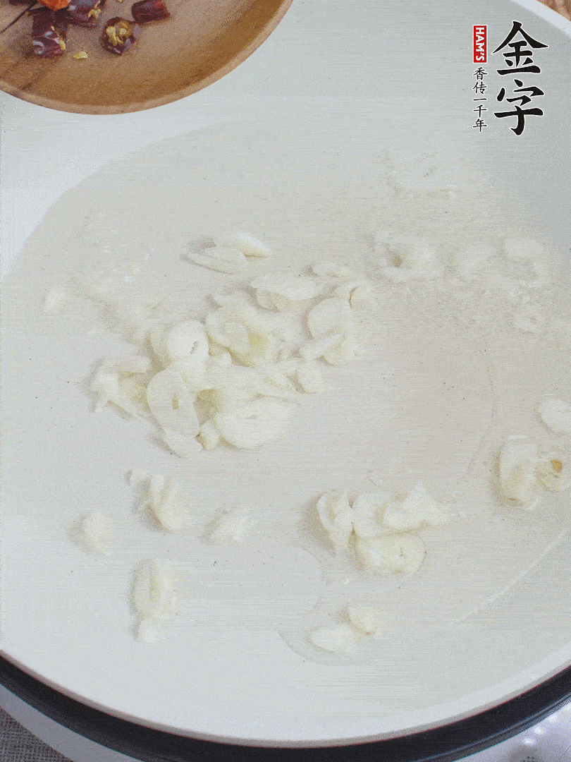 藕去皮，切成1cm見方的丁，放入清水浸泡。美人椒切圈。蒜切成末。