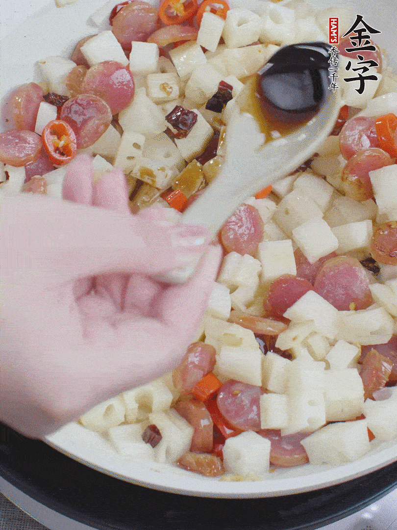 下藕丁，加生抽、香醋、白糖、鹽翻炒均勻。