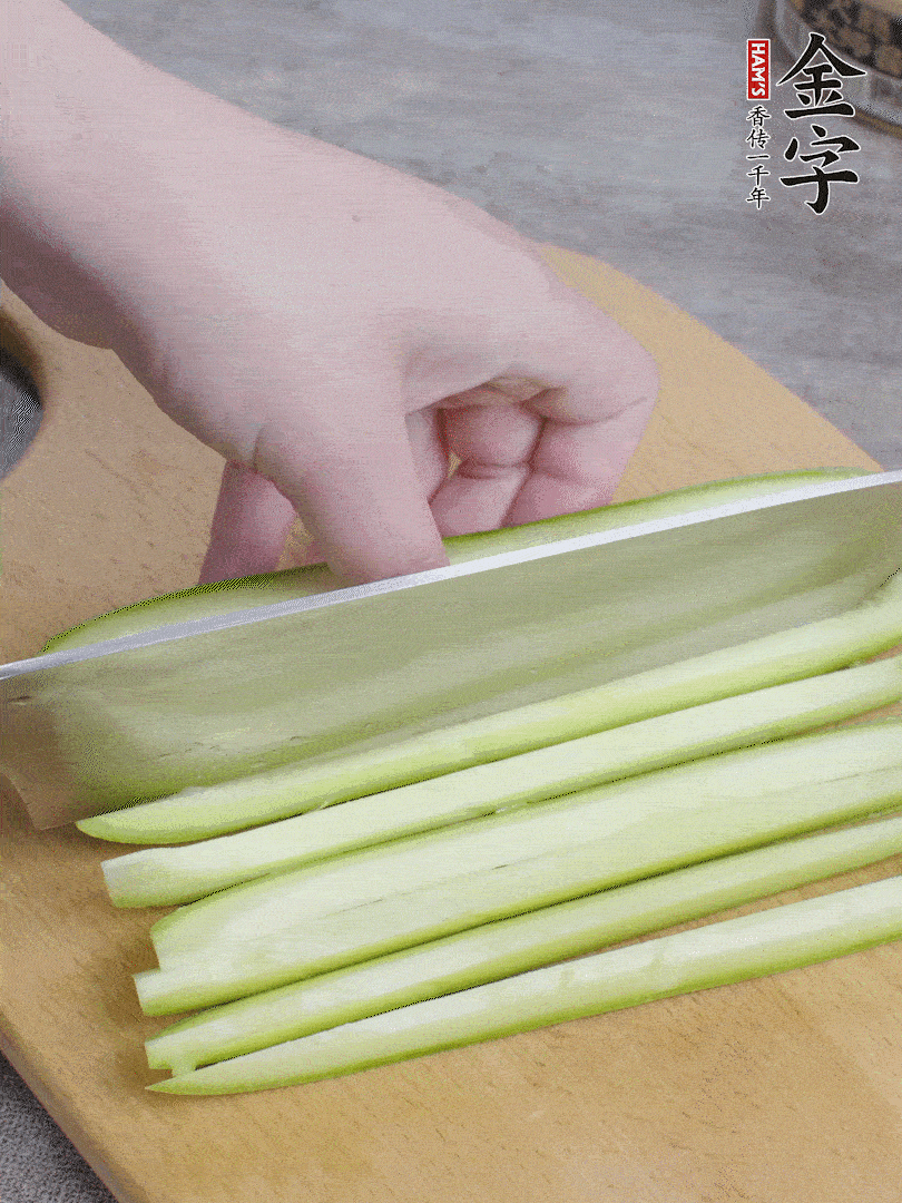 西葫蘆對(duì)半切，去瓤切條。