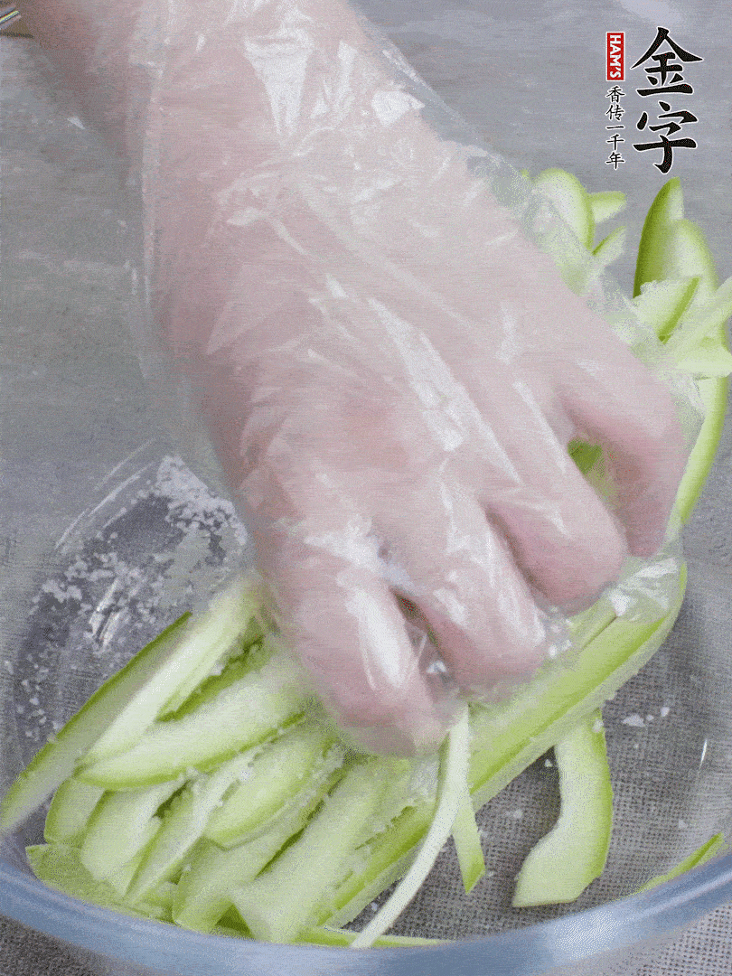 加鹽腌制15分鐘，清洗后擠干水份。