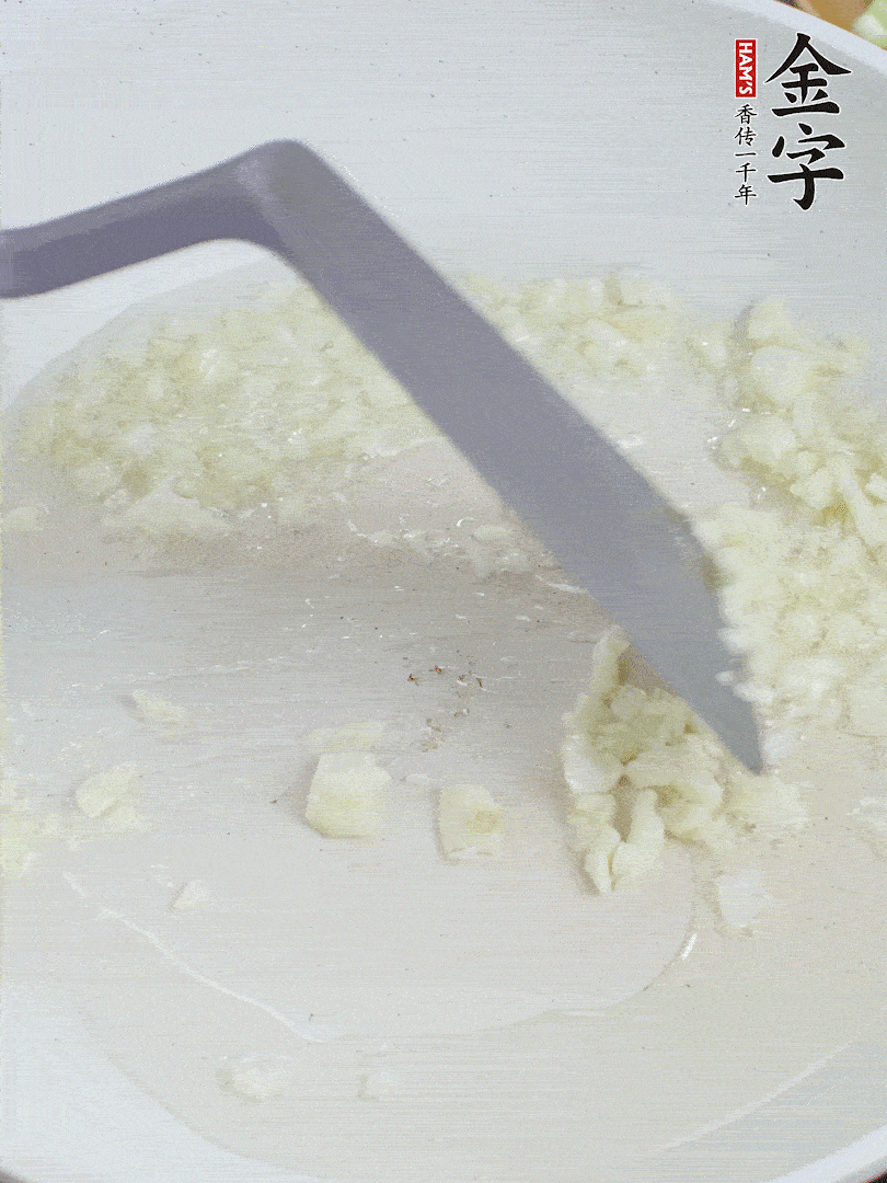 冷鍋熱油，下大蒜煎至兩面微黃。