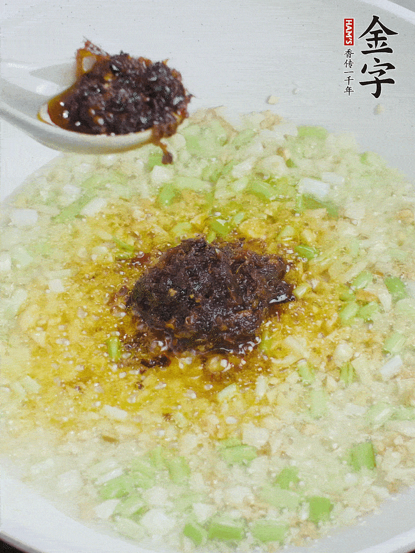 下蔥姜、1大勺金字火腿大師醬爆香。