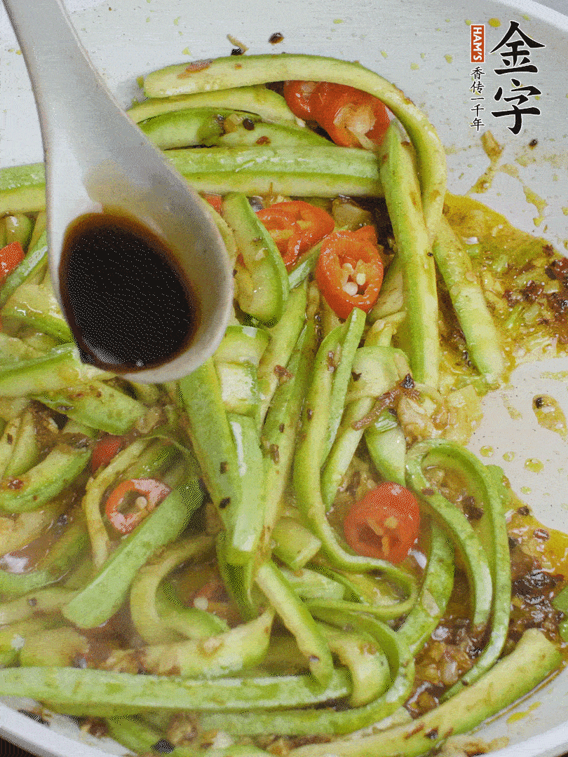下西葫蘆，加1勺生抽、半勺蠔油、辣椒圈翻炒至斷生。
