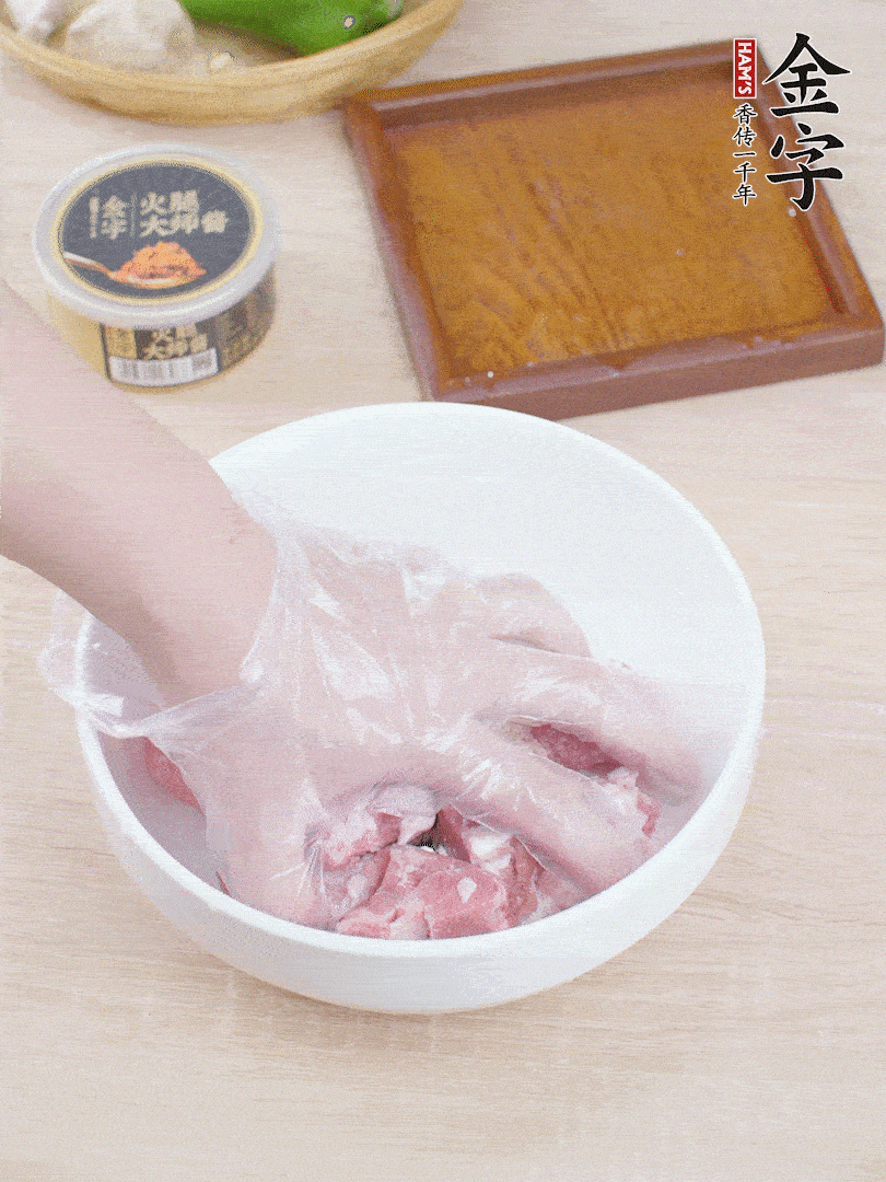 豬小排，加1勺料酒、1勺蠔油、1/3勺白胡椒粉、淀粉，抓拌均勻腌漬30分鐘。青椒去蒂去籽切塊。洋蔥去皮切塊。