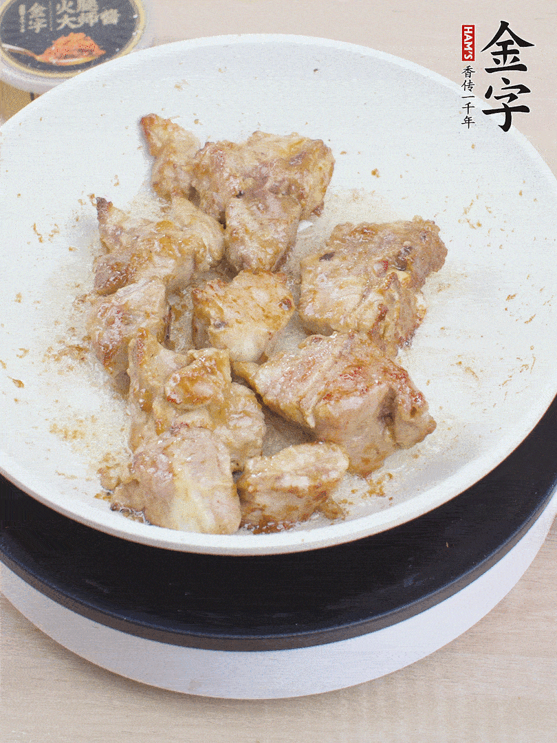 油4成熱，下小排煎炒至邊緣微微發(fā)焦。