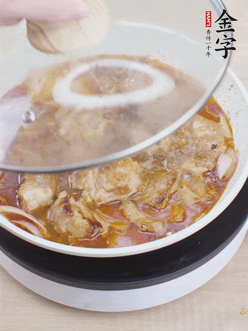 下小排翻炒，加1勺生抽、1點白砂糖和少許水燜2分鐘。