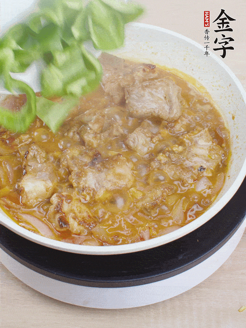 下青椒，翻炒炒至湯汁收干。