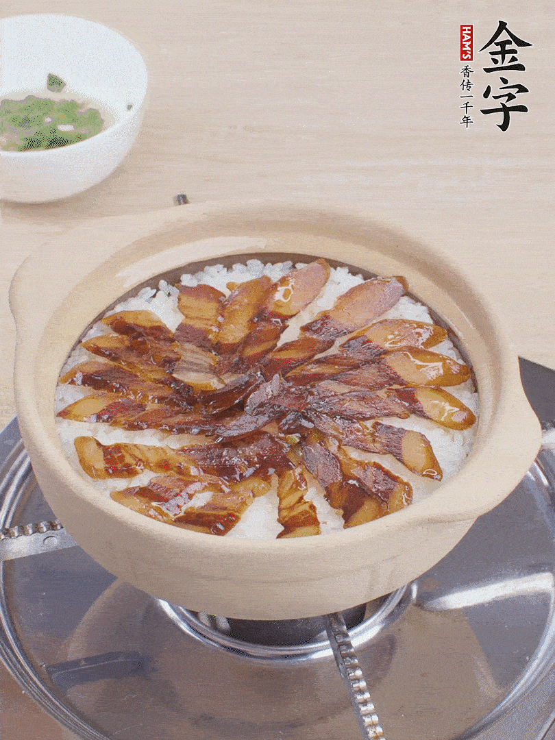 快收水時(shí)，鋪醬油肉，鍋邊淋點(diǎn)油，轉(zhuǎn)動(dòng)砂鍋，燜煮2分鐘。