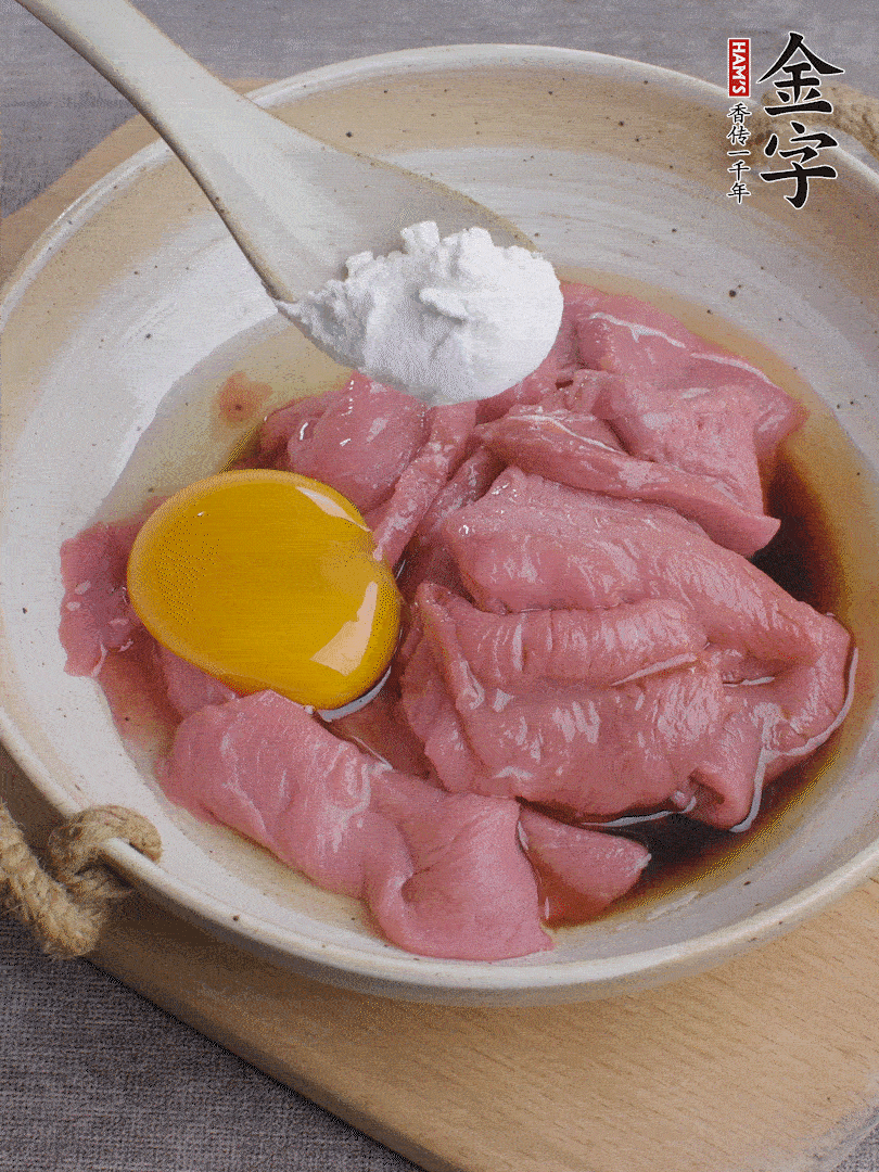 牛肉切片，雞蛋1個、水2勺、料酒1/2勺、生抽1/2勺、生粉1勺腌15分鐘。