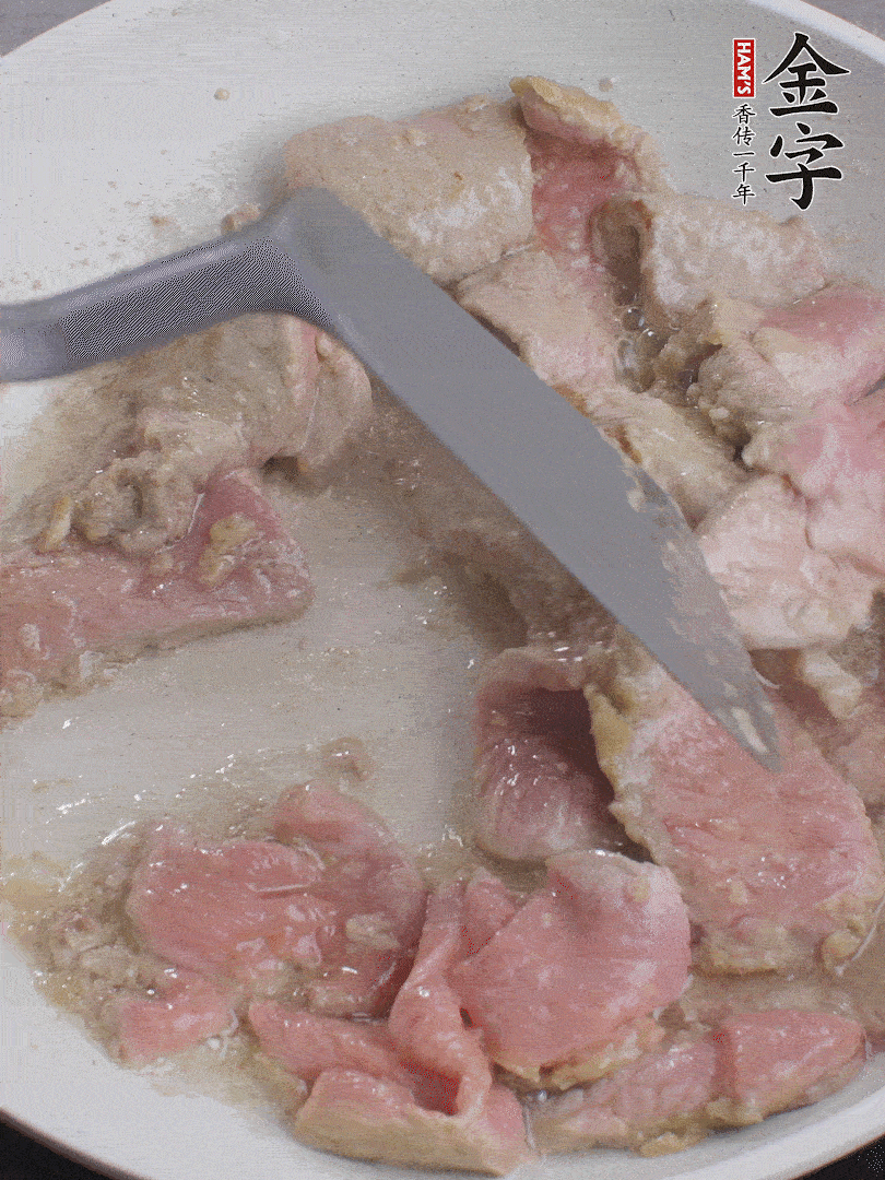 鍋中少油，下牛肉炒至變色。（盛出來）