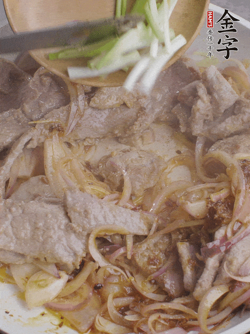 下牛肉、蔥段快炒。