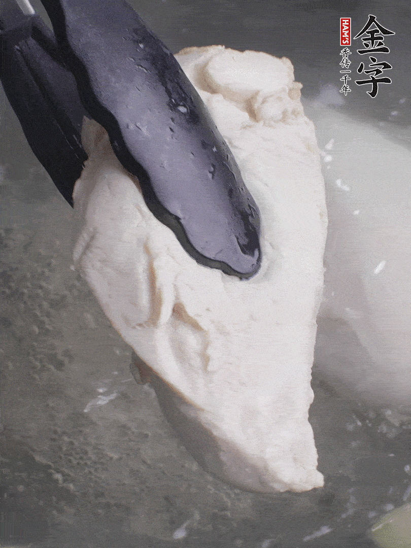 雞胸肉冷水下鍋，加姜片煮熟。過(guò)冰水撕成細(xì)絲。