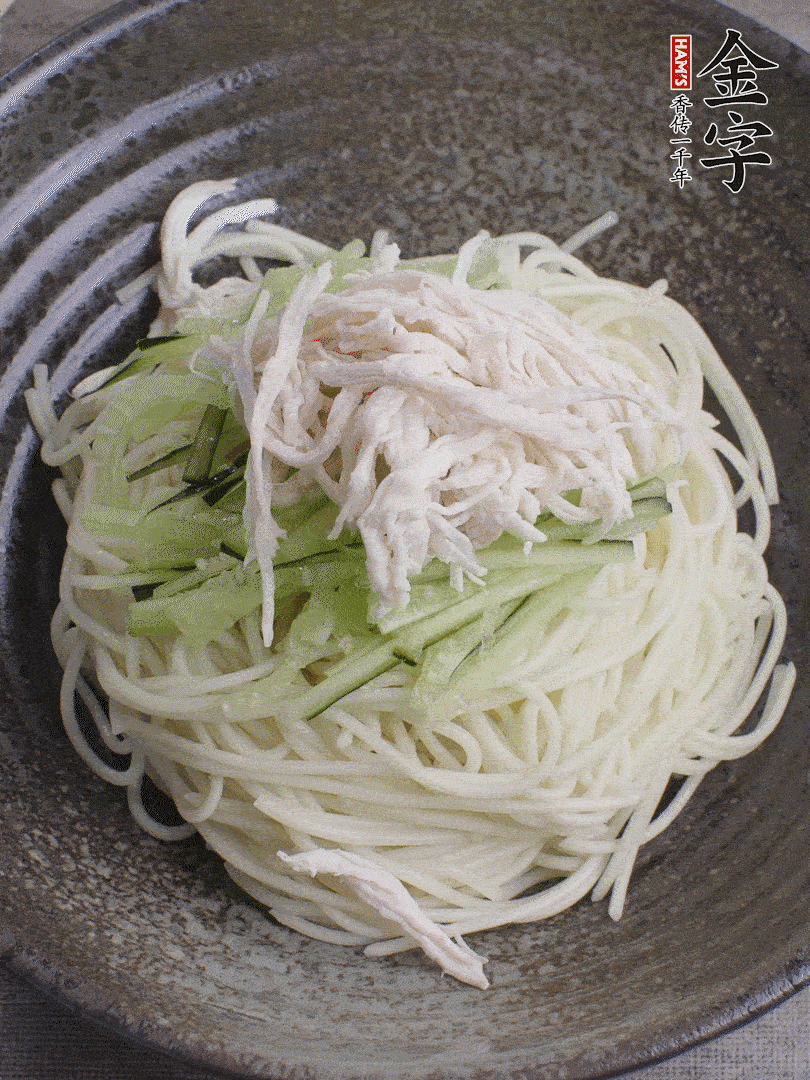 堿水面（熟）倒入大碗中，鋪上黃瓜絲、雞絲。