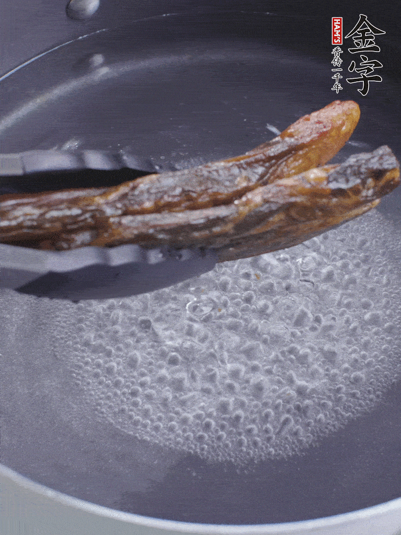金字醬油肉水煮15分鐘，切薄片。