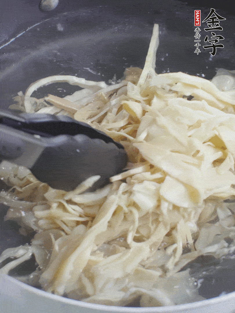 糯米筍焯水1分鐘，過涼水，擠干水份。