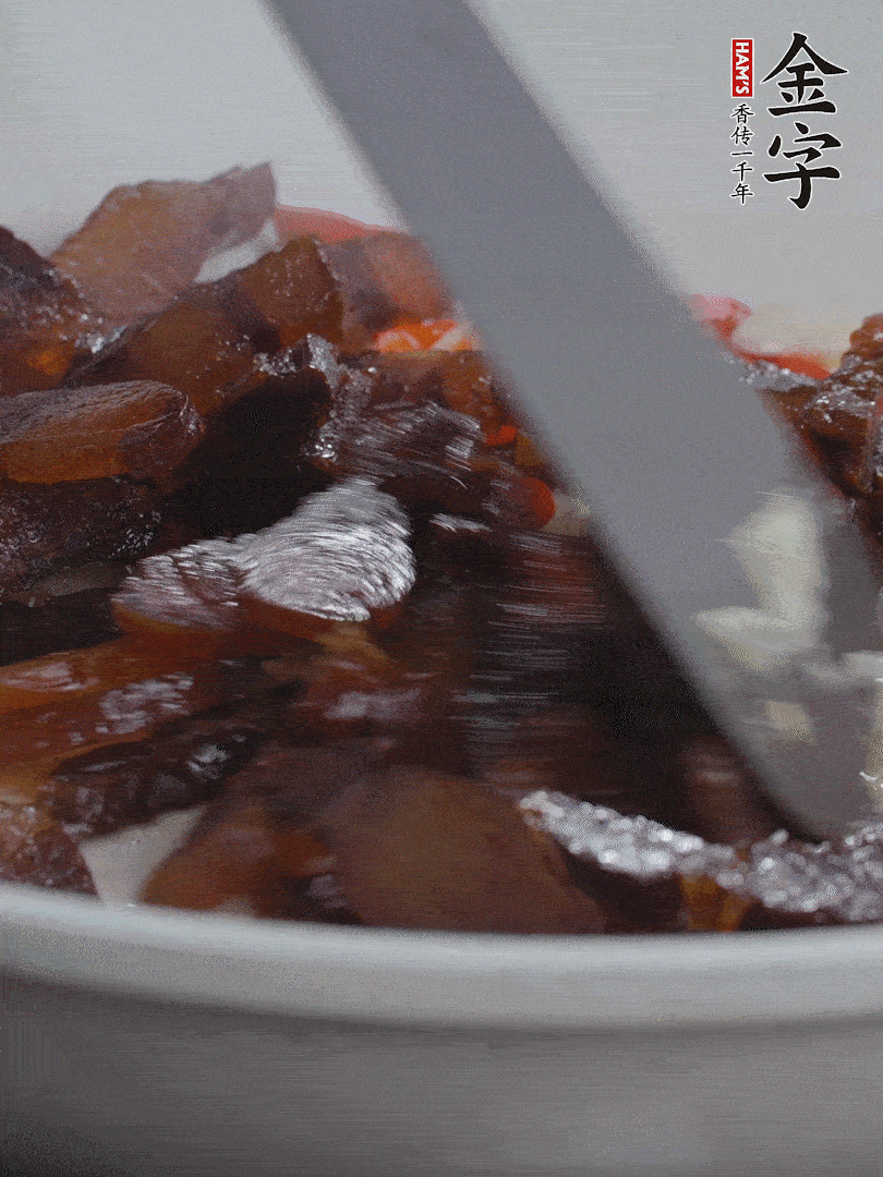 下醬油肉，煸出油脂。