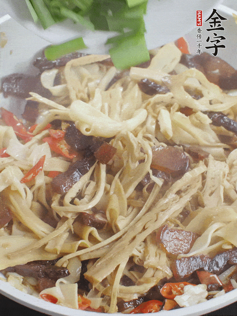 翻炒均勻，下蒜葉。