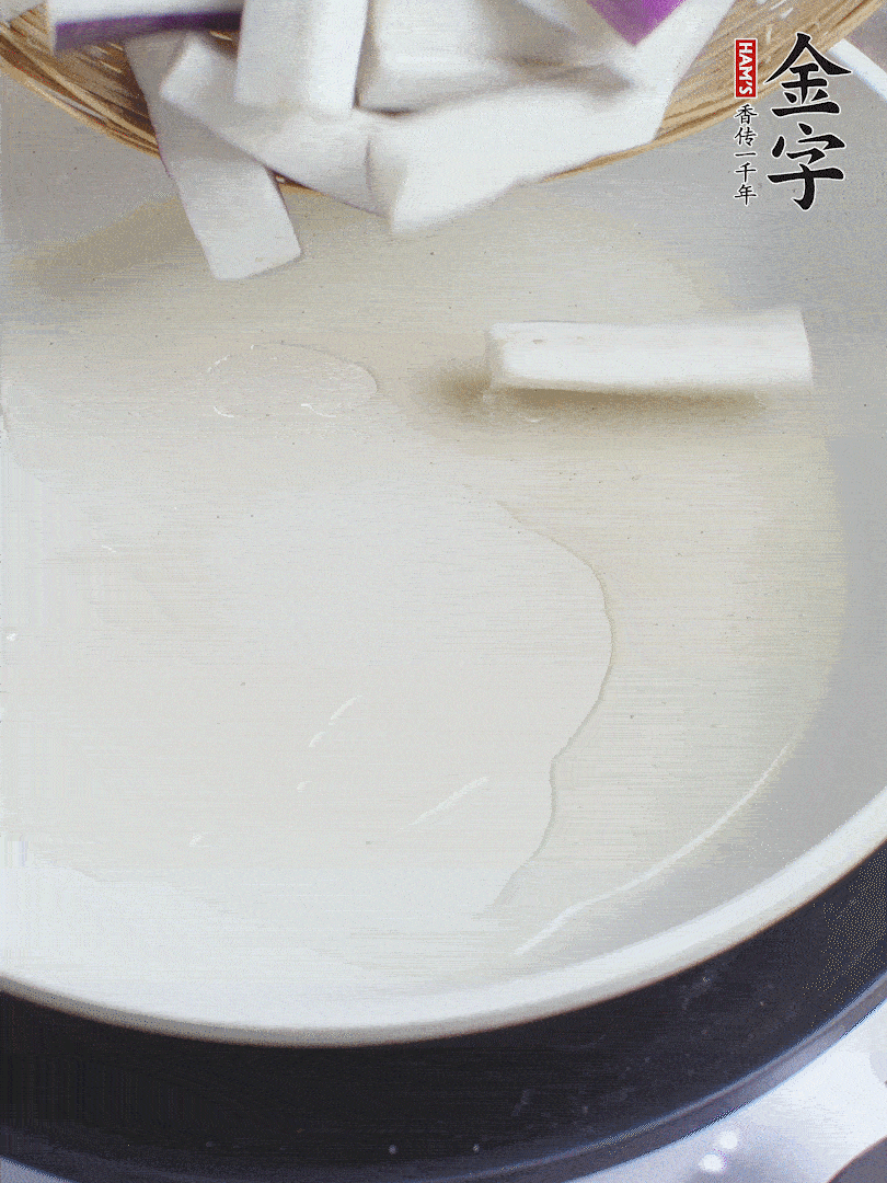 杭茄洗凈去蒂，縱向剖成4份，切成長(zhǎng)10cm左右的段。白洋蔥切絲。口蘑洗凈去掉柄。紅椒切菱形片。