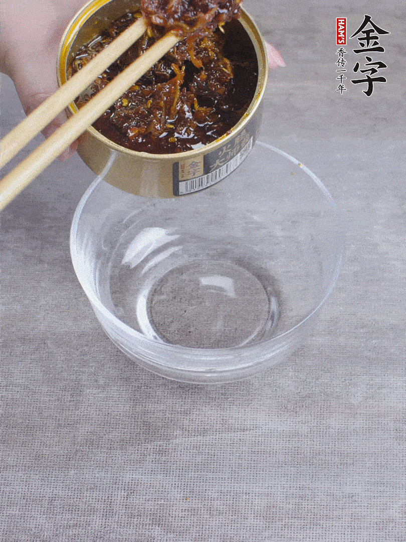 金字火腿大師醬2勺、醬油1勺、白砂糖1/2勺調(diào)勻。