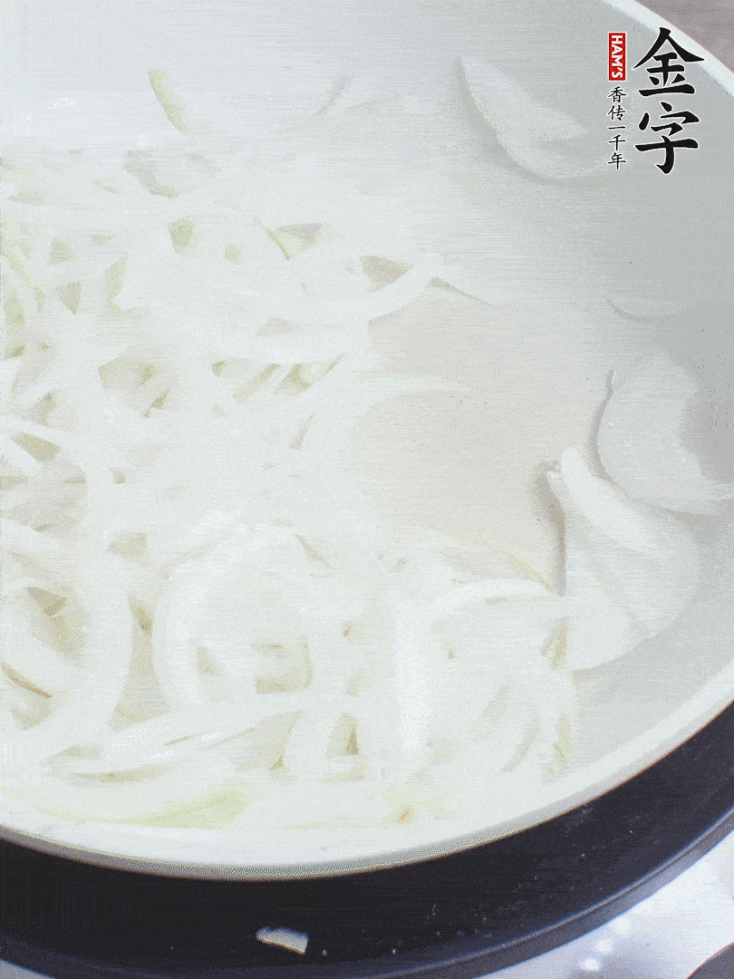 油熱下洋蔥絲、紅椒炒出香味。