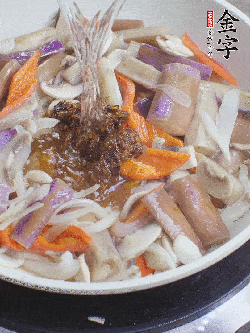 下茄子、口蘑，淋入料汁，加熱水份收干。