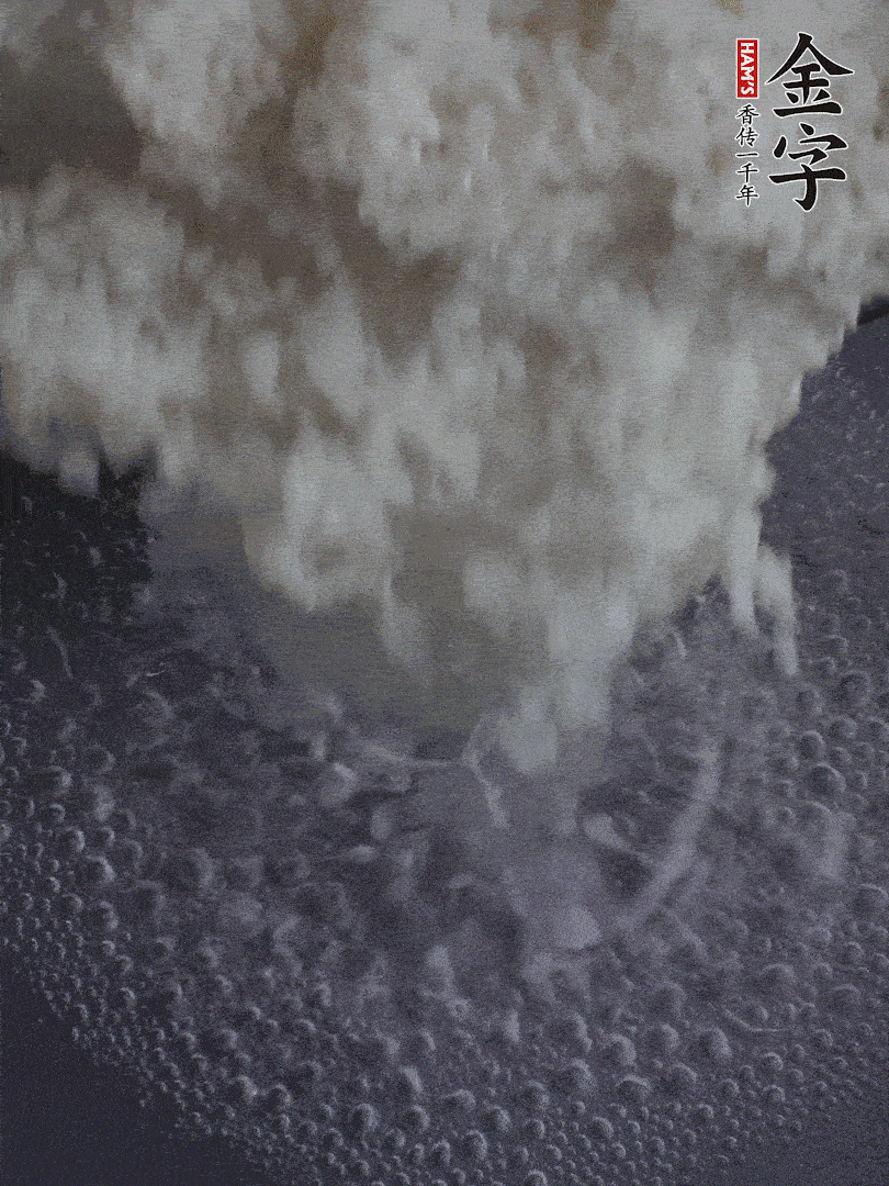 浸泡好的大米，沸水下鍋煮5分鐘，撈出瀝干。